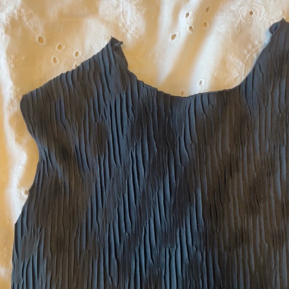 Pleated black tank - Picture 3 of 4